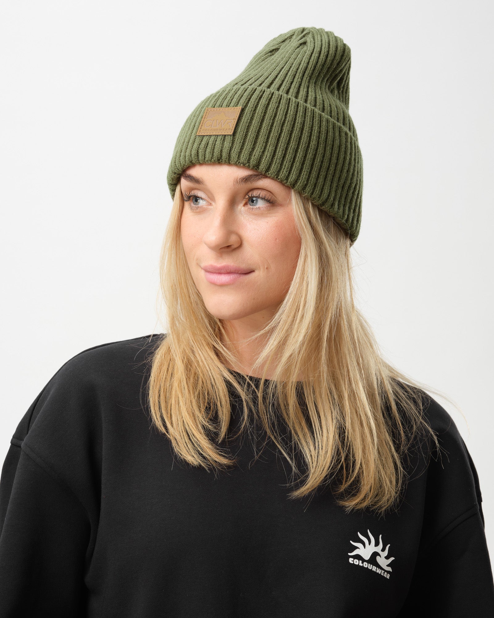7010344_U-Badge-Beanie_Dk-Olive_1.jpg