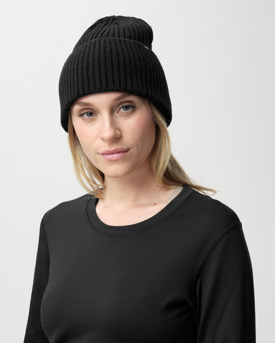 7110344_U-Crop-Badge-Beanie_Black_01.jpg